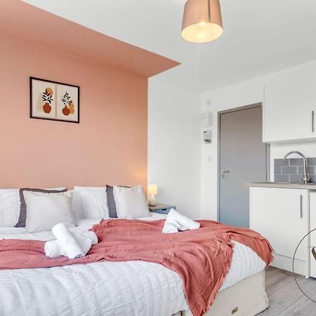 Sienna Longton Studio 2D - Wi-Fi, Alton Towers, Netflix Stoke-on-Trent Buitenkant foto